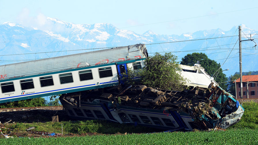 Последствия крушения поезда в&nbsp;районе города Калузо провинции Турин на&nbsp;севере Италии, 24 мая 2018 года