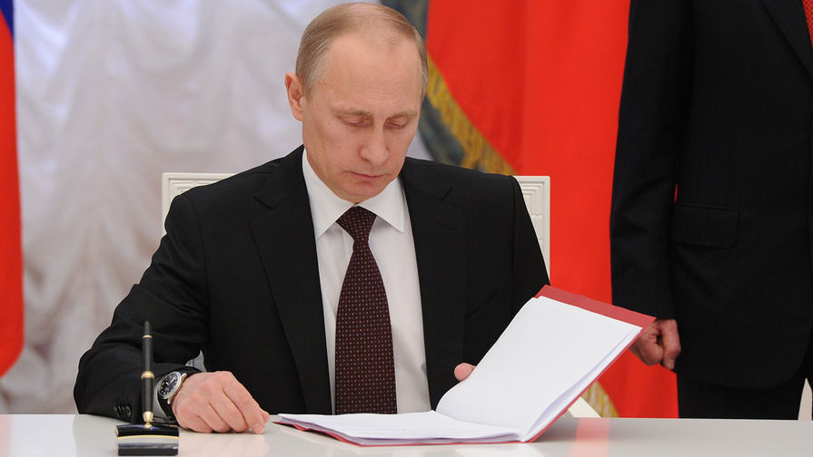 Путин подписал закон о праве принимать решения об участии ВС в учениях с силами других стран