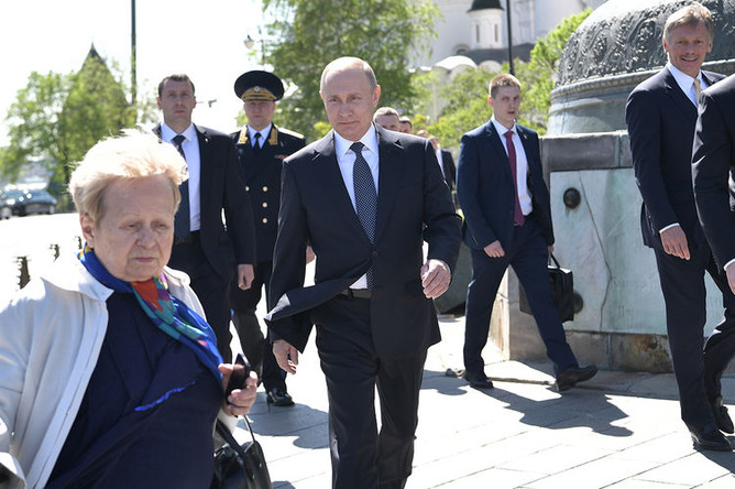 Композитор Александра Пахмутова и президент России Владимир Путин после церемонии инаугурации на Соборной площади Кремля, май 2018 года