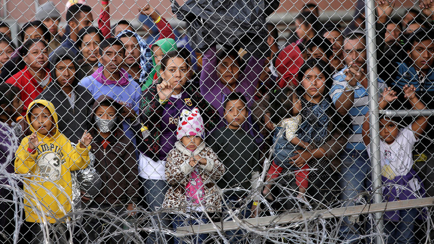 Мигранты у ограждения после нелегального перехода граница между Мексикой и США в Эль-Пасо, штат Техас, март 2019 года