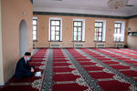 Верующий смотрит прямую трансляцию праздничного вагаза в Галеевской мечети в Казани, 24 мая 2020 года