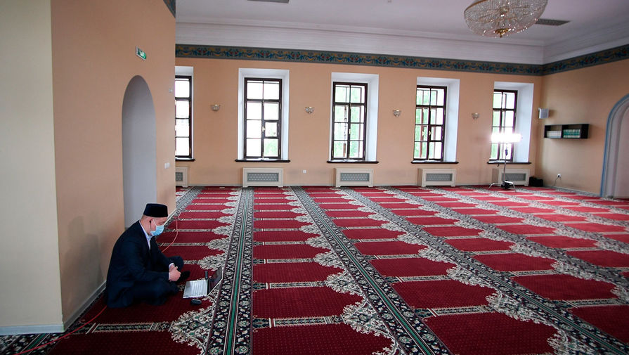 Верующий смотрит прямую трансляцию праздничного вагаза в Галеевской мечети в Казани, 24 мая 2020 года