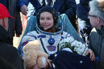 Актриса Юлия Пересильд после посадки спускаемого аппарата транспортного пилотируемого корабля «Союз МС-18», 17 октября 2021 года