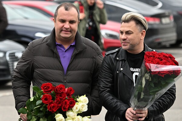 Певец Павел Соколов (справа) на церемонии прощания с артистом Борисом Моисеевым на Троекуровском кладбище, 2 октября 2022 года