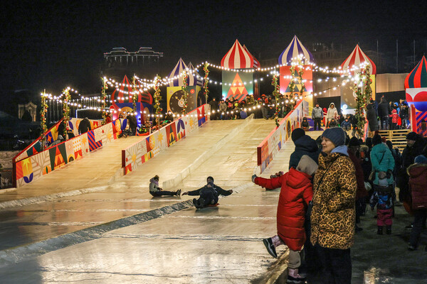 Россия. Люди во время новогодних гуляний на&nbsp;Центральной площади во Владивостоке