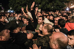 Участники протеста на фоне эскалации в Нагорном Карабахе и сотрудники полиции на площади Республики в Ереване, Армения, 19 сентября 2023 года