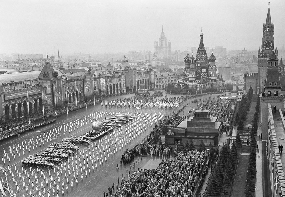 Во время первомайского парада физкультурников на Красной площади. 1958 год.