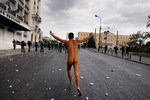 9 октября. Голый демонстрант на площади Синтагма в Афинах во время протеста против визита Ангелы Меркель в Грецию