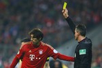Защитник «Баварии» Хави Мартинес получает желтую карточку