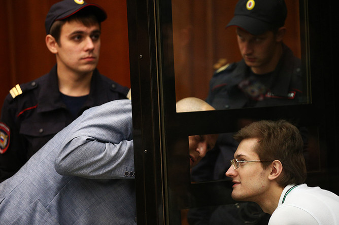Ярослав Белоусов (справа), обвиняемый по делу о массовых беспорядках на Болотной площади 6 мая 2012 года