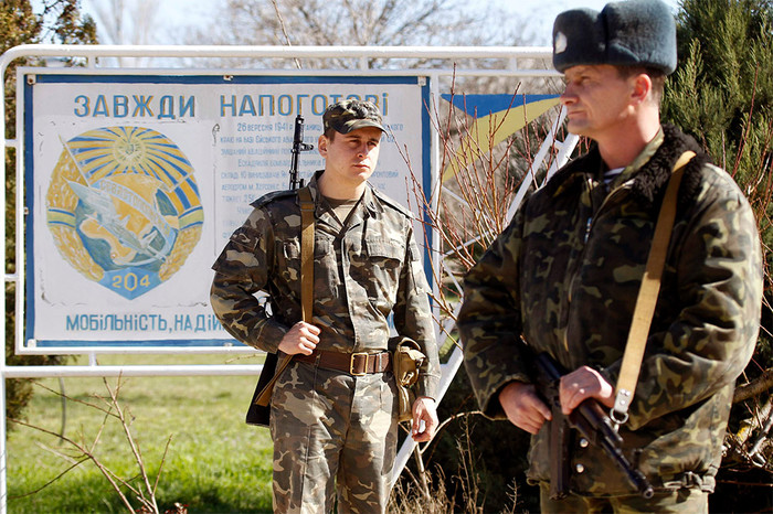 Украинские военнослужащие на&nbsp;территории военного объекта в&nbsp;80&nbsp;километрах юго-западнее Симферополя