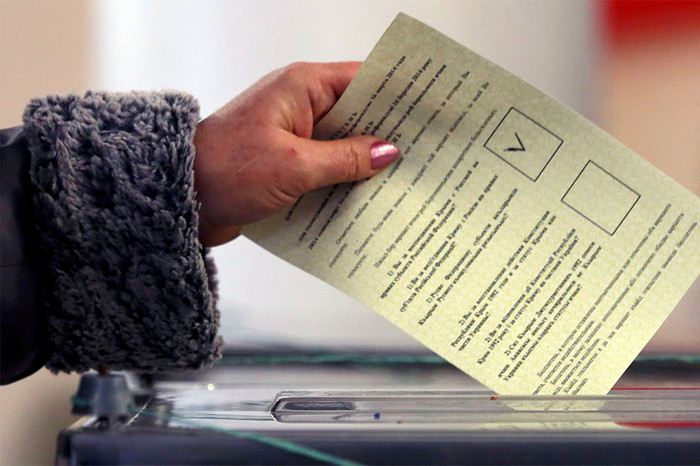 Голосование на&nbsp;одном из&nbsp;избирательных участков во время референдума о&nbsp;статусе Крыма в&nbsp;Севастополе 