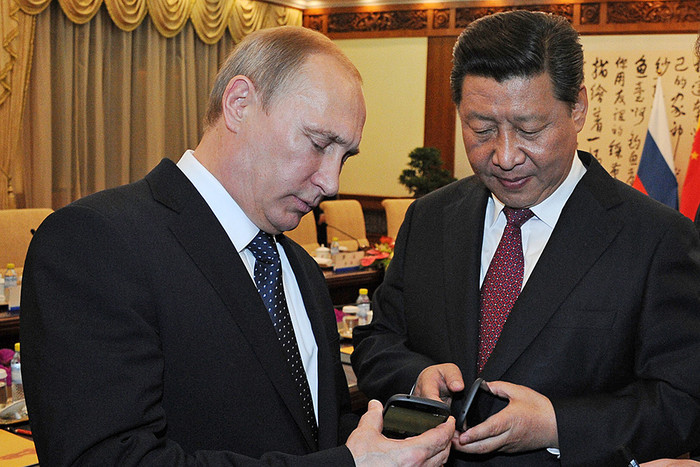 Президент РФ Владимир Путин преподносит в подарок китайскому лидеру смартфон российского производства YotaPhone 2