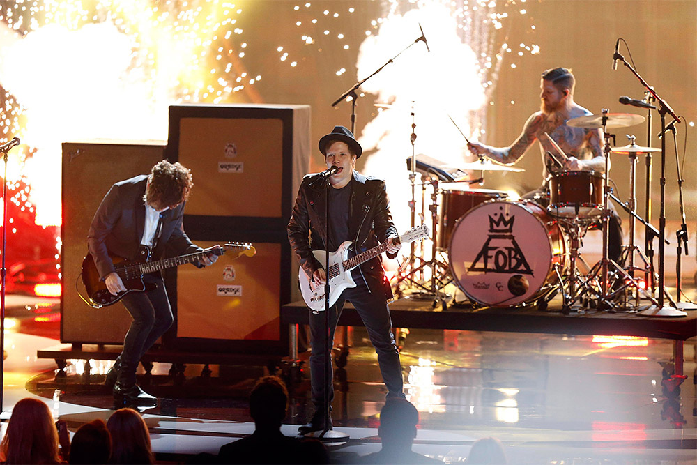 Группа Fall Out Boy выступает на церемонии вручения наград People’s Choice Awards в Лос-Анджелесе