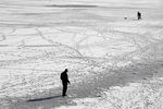 Мужчина рыбачит на замерзшей реке в Донецке