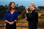 Кристи Тёрлингтон Бёрнс и Тим Кук во время презентации Apple