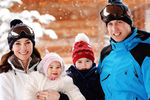 Кейт Миддлтон и принц Уильям с детьми в Альпах