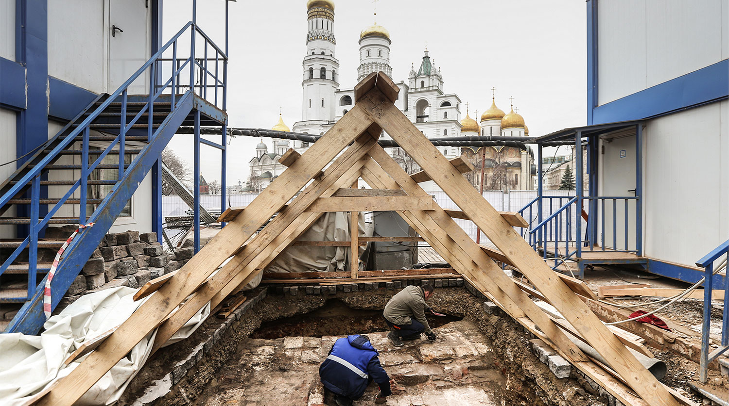 Археологи ведут раскопки на месте снесенного 14-го корпуса Кремля в Москве