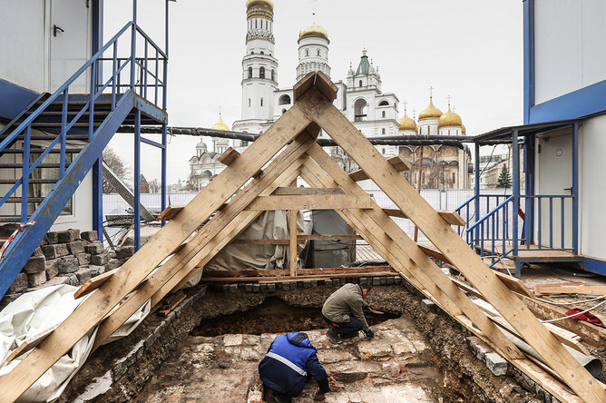 Археологи ведут раскопки на месте снесенного 14-го корпуса Кремля в Москве