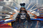 Участник парада в честь Дня мёртвых на центральных улицах Мехико