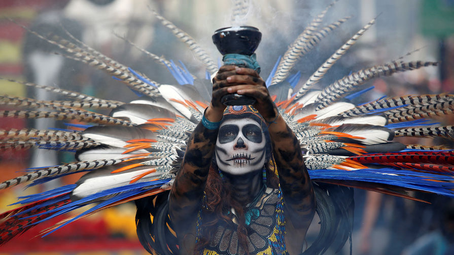 Участник парада в&nbsp;честь Дня мёртвых на&nbsp;центральных улицах Мехико