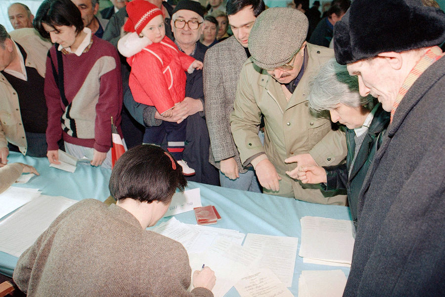 Жители Грузии во время голосования в Тбилиси, 31 марта 1991 года