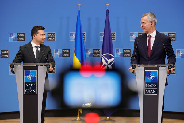 Президент Украины Владимир Зеленский и генеральный секретарь НАТО Йенс Столтенберг 