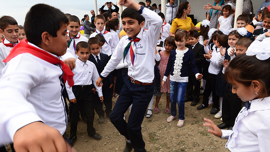 Ученики школы селения Верхний Джалган Дербентского района Дагестана на праздничной линейке в День знаний, 1 сентября 2016 года