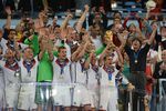 Игроки сборной Германии и главный тренер Йоахим Лев во время церемонии награждения после победы в финальном матче чемпионата мира по футболу – 2014 Германия — Аргентина