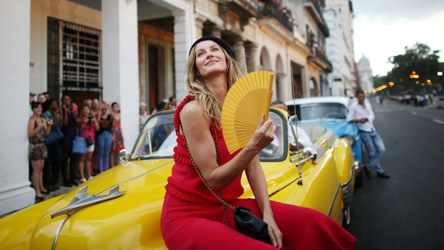 Модель Жизель Бундхен перед показом Карла Лагерфельда в Гаване, Куба, 2016 год