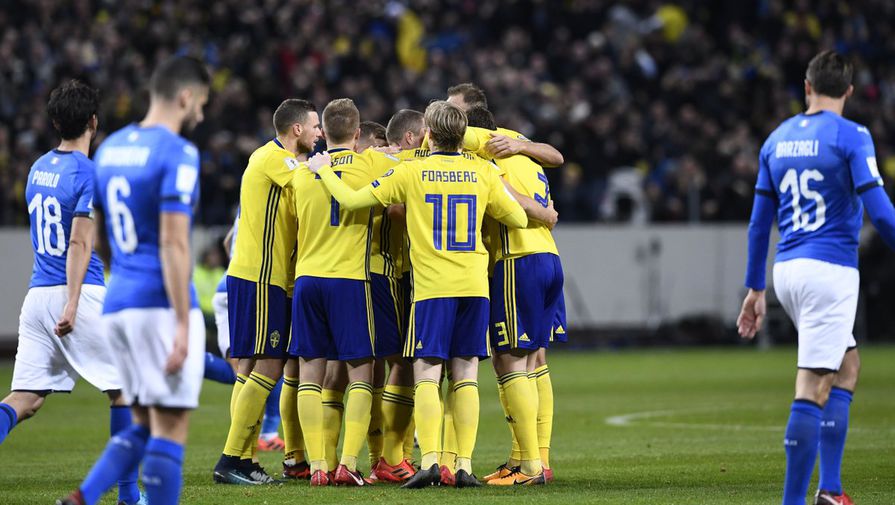 Сборная Швеции отмечает победу над национальной командой Италии