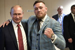 Президент России Владимир Путин и ирландский боец без&nbsp;правил Конор МакГрегор, 15 июля 2018 года