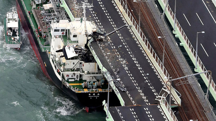 Танкер, который в&nbsp;результате тайфуна &laquo;Джеби&raquo; столкнулся с&nbsp;мостом между&nbsp;сушей и международным аэропортом Кансай, 4 сентября 2018 года