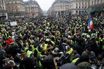 Участники акции протеста движения автомобилистов «желтые жилеты» в Париже, 15 декабря 2018 года