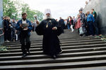 Митрополит Минский и Белорусский Филарет отслужил молебен о погибших на месте трагедии в подземном переходе, у станции метро «Немига», 1 июня 1999 года