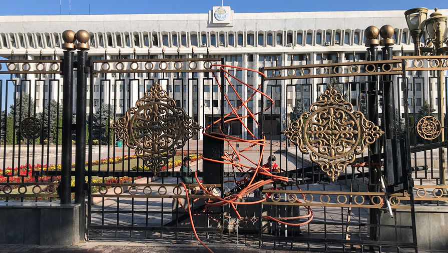 Укрепление ворот у&nbsp;Дома правительства Киргизии, 7 октября 2020 года