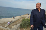 Экс-председатель Совета министров Италии Сильвио Берлускони во время осмотра территории национального заповедника «Херсонес Таврический» в Крыму, 2015 год