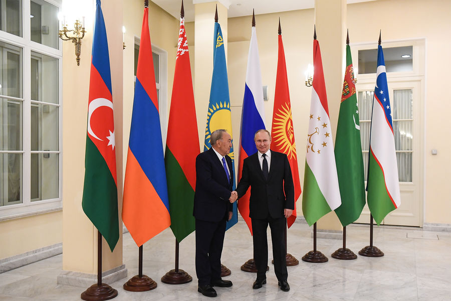 El presidente ruso Vladimir Putin y el ex presidente kazajo Nursultan Nazarbayev (de derecha a izquierda) en una reunión informal de los líderes de los estados miembros de la Comunidad de Estados Independientes en la Biblioteca Presidencial que lleva el nombre de  B.N.  Yeltsin, 28 de diciembre de 2021