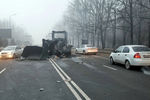 Сожженный трактор на дороге в Алма-Ате, 6 января 2022 года
