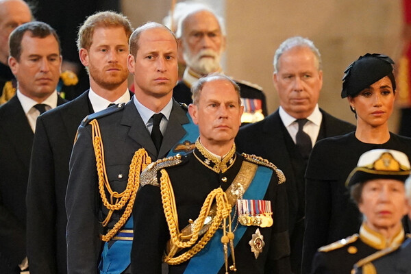 Принц Гарри, принц Уильям и герцогиня Меган во время церемонии прощания с&nbsp;королевой Елизаветой II в&nbsp;Лондоне, 14&nbsp;сентября 2022&nbsp;года