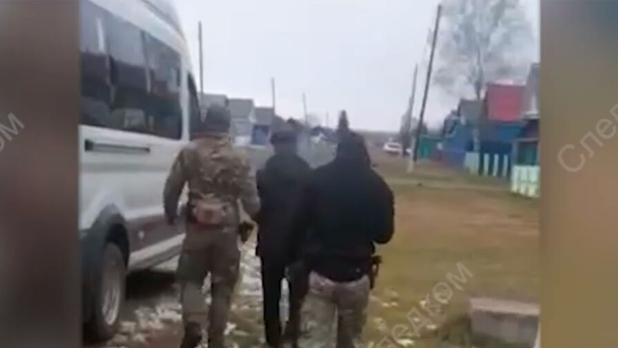 Под Красноярском семью арестовали за истязание четырех опекаемых девочек