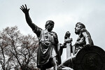Фрагмент открытого после реставрации памятника гражданину Минину и князю Пожарскому на Красной площади в Москве, 31 октября 2022 года