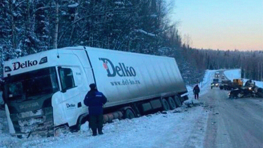 Появилась запись смертельного ДТП с легковушкой и двумя грузовиками в Красноярском крае