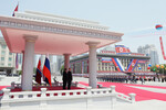 Президент РФ Владимир Путин и председатель государственных дел Корейской Народно-Демократической Республики Ким Чен Ын во время церемонии официальной встречи на площади Ким Ир Сена в Пхеньяне, 19 июня 2024 года