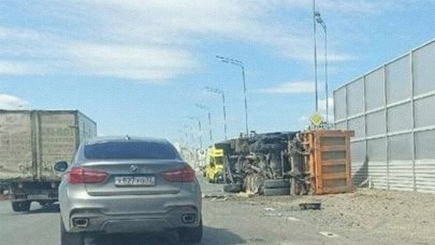 В Тюмени грузовик опрокинулся на проезжей части и повредил машины