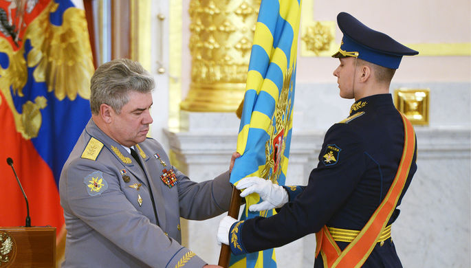 Главнокомандующий Воздушно-космическими силами генерал-полковник Виктор Бондарев (слева) на...
