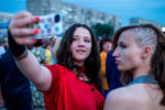 Выпускники омских школ фотографируются на мобильный телефон во время гуляний на Иртышской набережной города