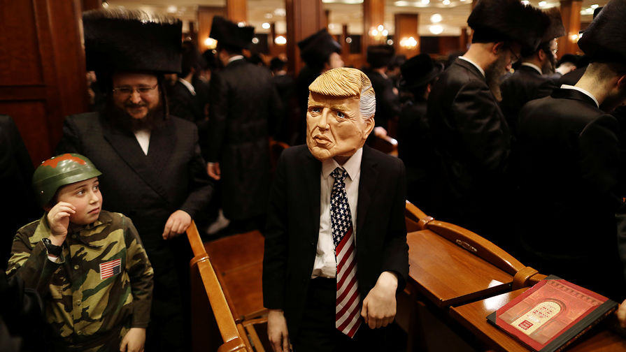 Мальчик в маске президента США Дональда Трампа во время еврейского праздника Пурим в Иерусалиме, март 2017 года