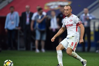 Капитан «Спартака» Денис Глушаков контролирует мяч в матче чемпионата России