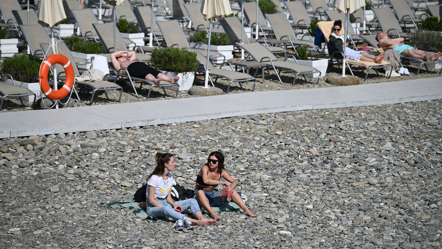 "Крым страдает больше всего". Какие курорты выбирают россияне для летнего отдыха